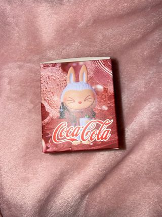 Figura Labubu Coca-Cola Coleccionable