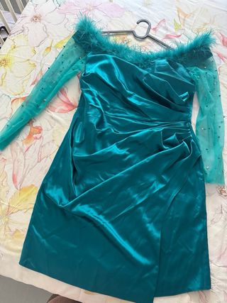 Vestido verde esmeralda con plumas