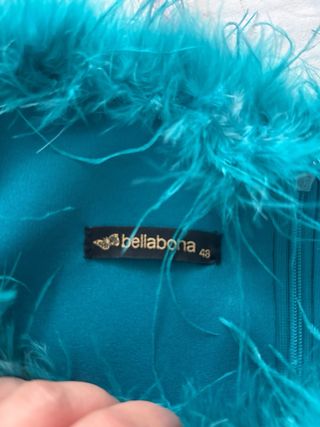 Vestido verde esmeralda con plumas