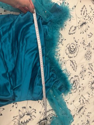 Vestido verde esmeralda con plumas