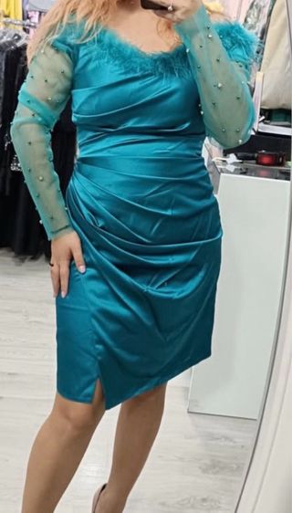 Vestido verde esmeralda con plumas