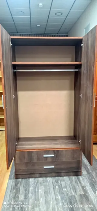 Armario blanco y marrón