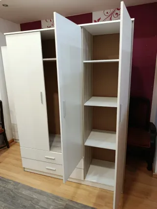 Armario blanco y marrón