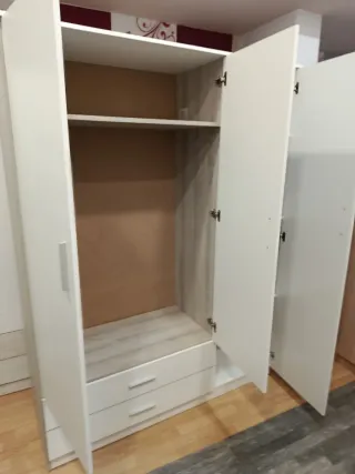 Armario blanco y marrón