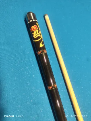 Taco de billar negro con diseño