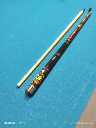 Taco de billar negro con diseño