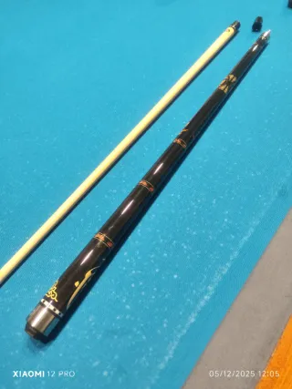 Taco de billar negro con diseño