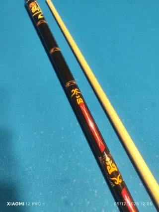 Taco de billar negro con diseño