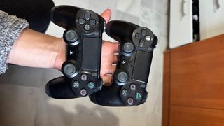 PS4 Slim Negra + 2 Mandos + Call of Duty