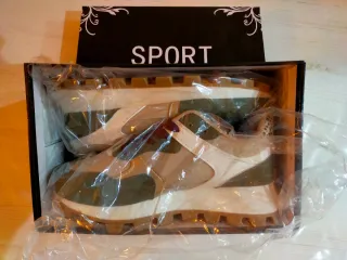 Tenis deportivos beige y verde