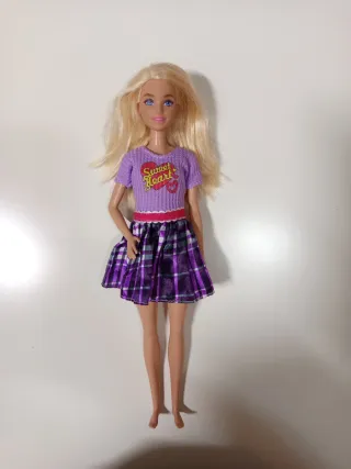 Muñeca Barbie con falda a cuadros