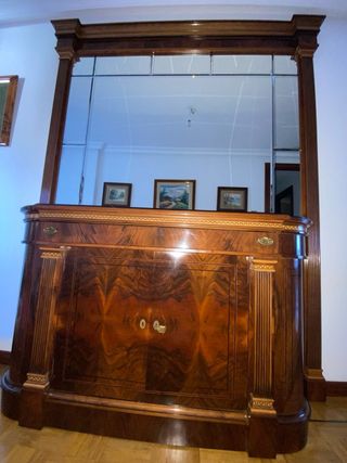 Recibidor de madera con espejo incorporado.