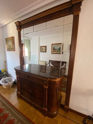 Recibidor de madera con espejo incorporado.