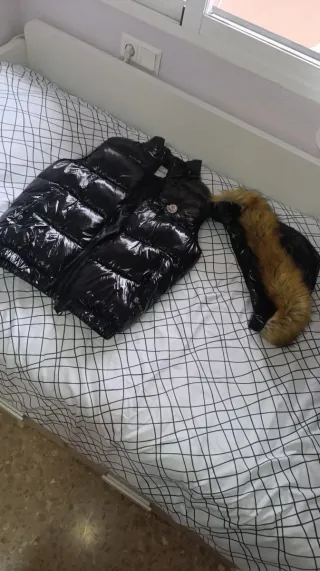 Chaleco Moncler Negro brillante con Capucha y Pelo