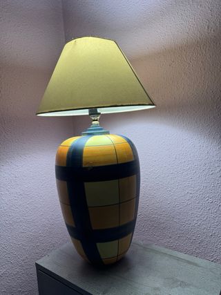 Lampada in ceramica con design a quadri