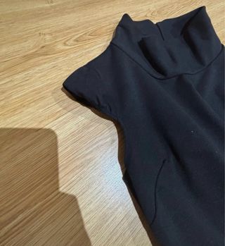 Vestido negro con cuello alto y detalles