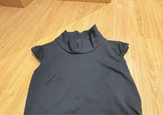 Vestido negro con cuello alto y detalles