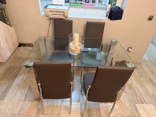 Mesa cristal/inox y 4 sillas tapizadas