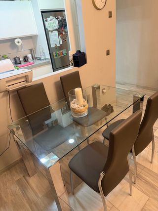 Mesa cristal/inox y 4 sillas tapizadas