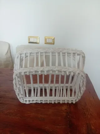 Cesta decorativa bianca in vimini