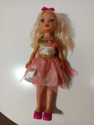 Muñeca Nancy pelo rubio vestido rosa