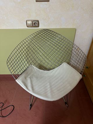 Silla de diseño metálica y piel sintética