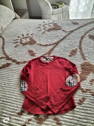 Maglietta Burberry rossa con dettagli check