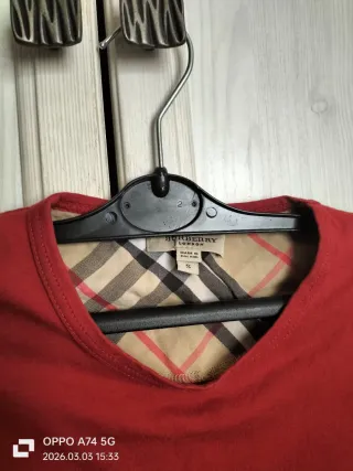 Maglietta Burberry rossa con dettagli check