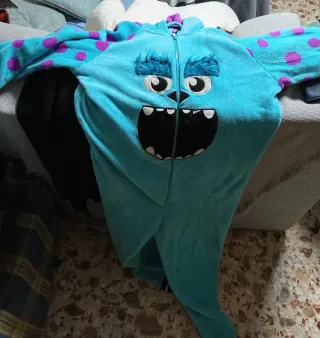Pijama Sully Monstruo S.A. pero es bastante grande