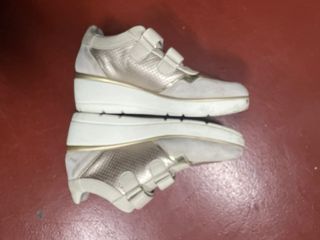 Zapatillas Geox velcro cuña beige y oro