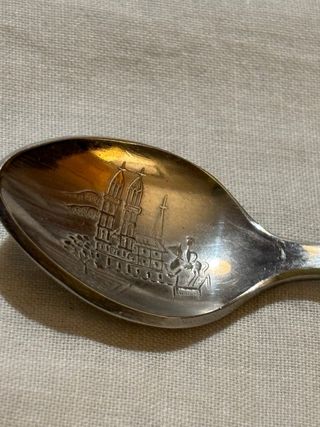 Set di tazze e piatti in argento