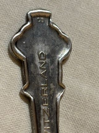 Set di tazze e piatti in argento