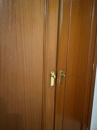 Puertas armarios empotrados de madera. Hay tres.