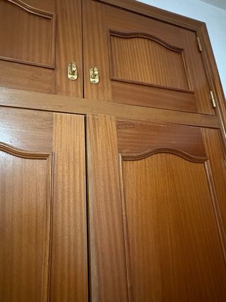 Puertas armarios empotrados de madera. Hay tres.