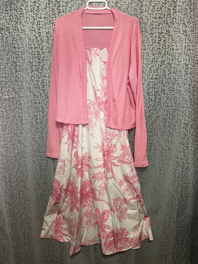 Vestido de verano rosa y blanco