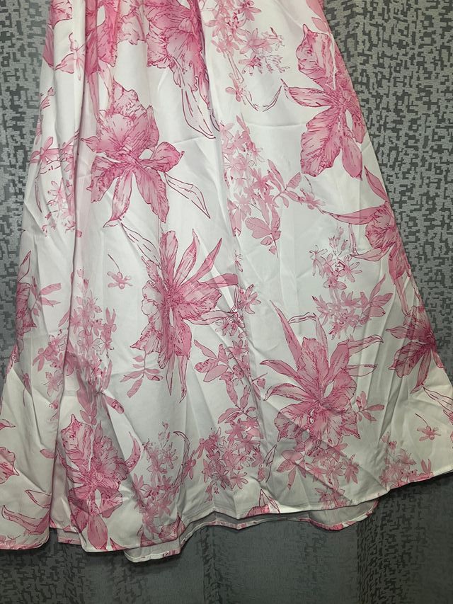 Vestido de verano rosa y blanco