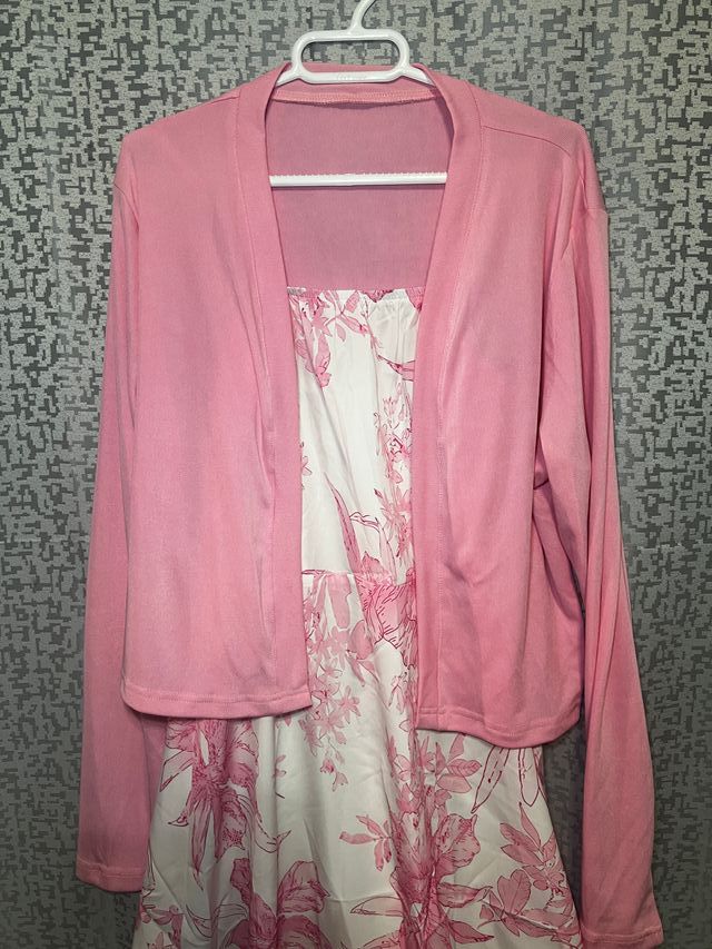 Vestido de verano rosa y blanco