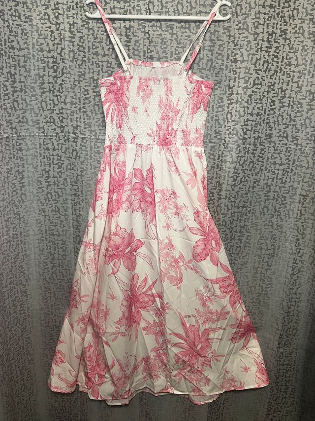 Vestido de verano rosa y blanco