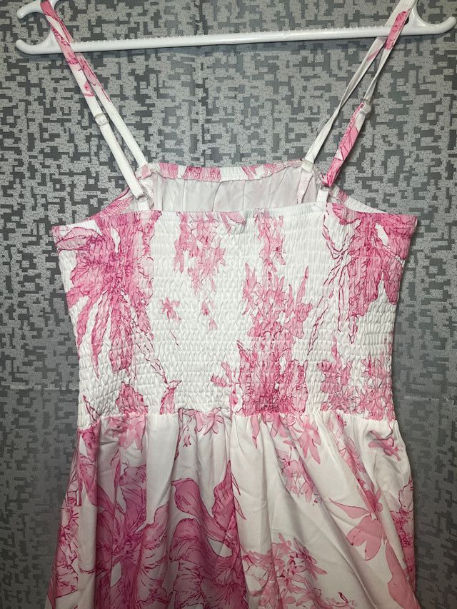 Vestido de verano rosa y blanco