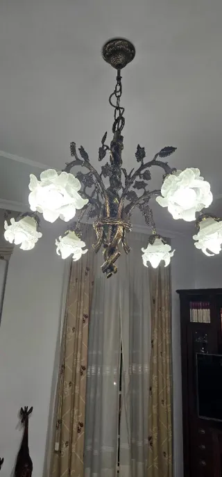 Lámpara de techo dorada con flores de cristal