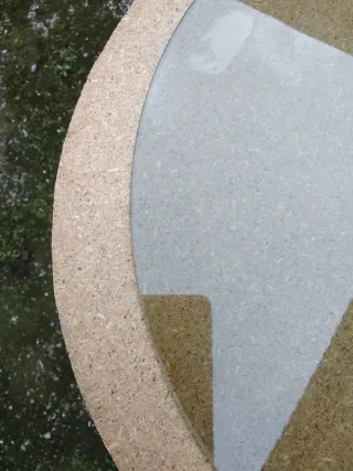 Mesita auxiliar madera y cristal.