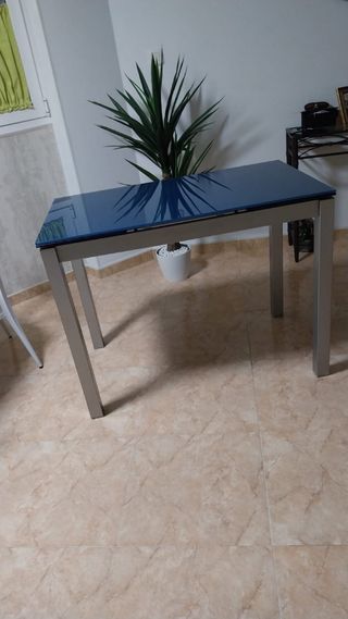 Mesa de cristal azul y metal