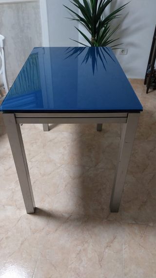 Mesa de cristal azul y metal