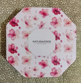 Scatola regalo  fiori di ciliegio, in metallo.