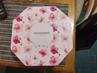 Scatola regalo  fiori di ciliegio, in metallo.