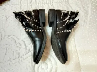 Stivaletti donna neri con borchie