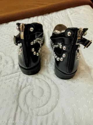 Stivaletti donna neri con borchie