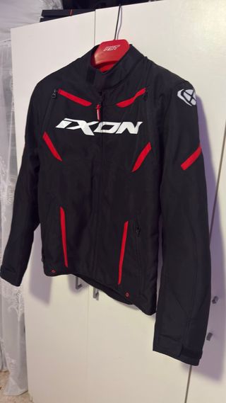 Chaqueta de moto Ixon negra y roja.