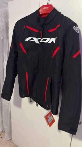 Chaqueta de moto Ixon negra y roja.
