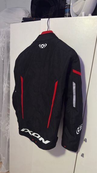 Chaqueta de moto Ixon negra y roja.